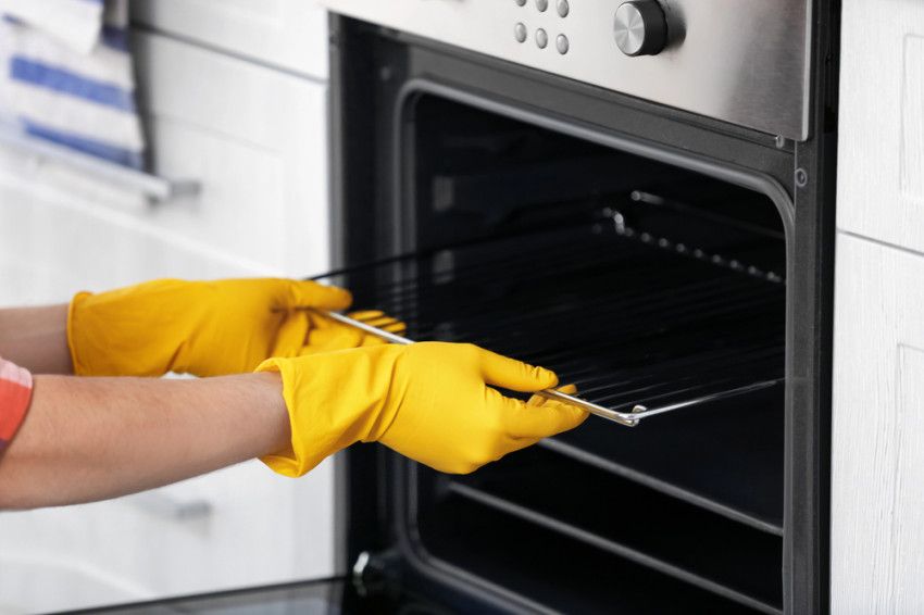 Deze middelen kun je gebruiken om de oven schoon te maken